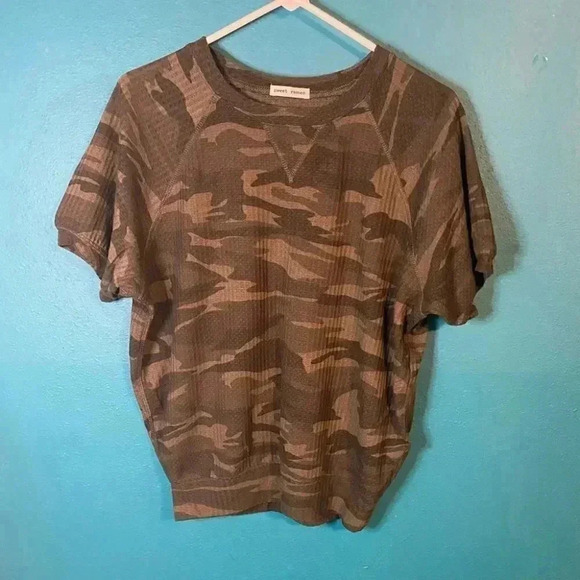 SWEET ROMEO Waffle Thermal Puff Sleeve Tee In Green Camo - Picture 2 of 5